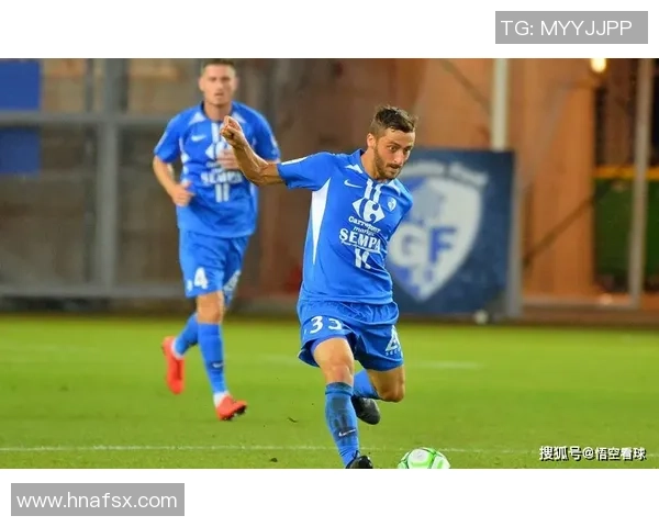 英超激战：里昂与尤文图斯握手言和红牌事件引发全场热议与转会传闻